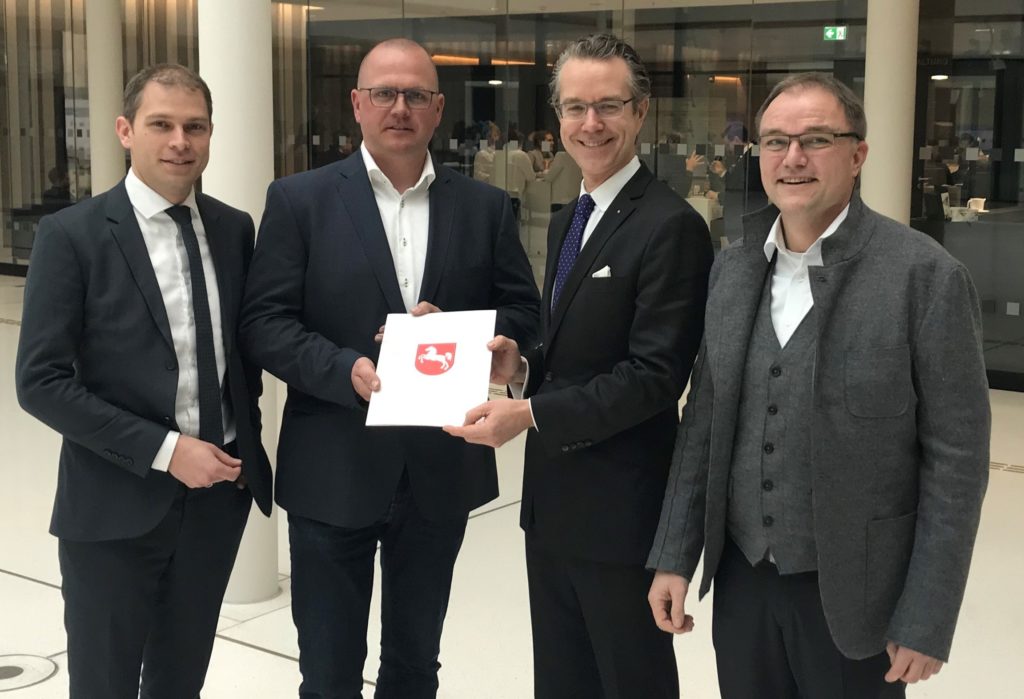 Dr. Berend Lindner, State Secretary in the Ministry of Economic Affairs, Labor, Transport and Digitalization, hands over the grant decision to the company 4PL Itermodal GmbH